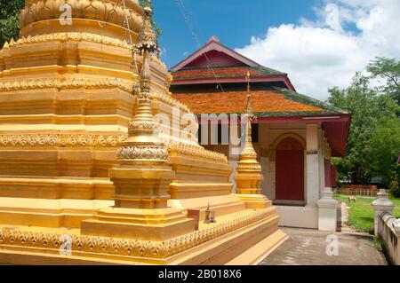 Thaïlande: Le temple birman de Wat Sai Mun Myanmar, Chiang Mai. Dans le coin sud-est de la vieille ville de Chiang Mai se trouve Wat Myanmar, un bel exemple d'un temple birman de 19th siècles qui ne serait pas hors de la place à Mandalay. Ce temple est principalement associé à la tradition burman des plaines dans la ville, et des photos de la Pagode Shwedagon et de la Pagode Sule à Yangon (Rangoon) ornent les murs. Banque D'Images