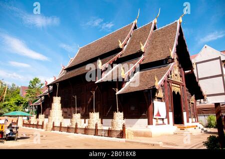 Thaïlande: L'ancien viharn en bois avec du chedis de sable à côté, Wat Phan Tao, Chiang Mai. Le Wat Phan Tao, établi en 1391, forme une sorte d'annexe au Wat Chedi Luang, bien plus grand, qui se trouve juste à côté et immédiatement au sud. Wat Phan Tao signifie «Temple d'un millier de fours» ou «Temple d'un millier de fours» et on croit que les terrains étaient autrefois le site d'une fonderie, en jetant des images de bronze du Bouddha pour Wat Chedi Luang voisin. Le viharn en bois est l'un des rares bâtiments de temple tout en bois à Chiang Mai. Par le passé, il s'agissait d'une structure laïque sans importance religieuse Banque D'Images