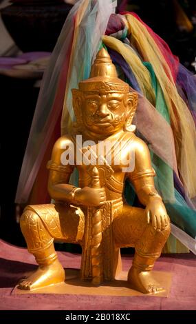 Thaïlande: Statuette sur la petite maison d'esprit à côté de l'ancien viharn en bois, Wat Phan Tao, Chiang Mai. Le Wat Phan Tao, établi en 1391, forme une sorte d'annexe au Wat Chedi Luang, bien plus grand, qui se trouve juste à côté et immédiatement au sud. Wat Phan Tao signifie «Temple d'un millier de fours» ou «Temple d'un millier de fours» et on croit que les terrains étaient autrefois le site d'une fonderie, en jetant des images de bronze du Bouddha pour Wat Chedi Luang voisin. Le viharn en bois est l'un des rares bâtiments de temple tout en bois à Chiang Mai. Dans le passé, c'était une structure laïque. Banque D'Images