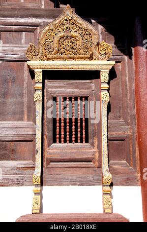 Thaïlande: Détail de fenêtre sur l'ancien viharn en bois, Wat Phan Tao, Chiang Mai. Le Wat Phan Tao, établi en 1391, forme une sorte d'annexe au Wat Chedi Luang, bien plus grand, qui se trouve juste à côté et immédiatement au sud. Wat Phan Tao signifie «Temple d'un millier de fours» ou «Temple d'un millier de fours» et on croit que les terrains étaient autrefois le site d'une fonderie, en jetant des images de bronze du Bouddha pour Wat Chedi Luang voisin. Le viharn en bois est l'un des rares bâtiments de temple tout en bois à Chiang Mai. Par le passé, il s'agissait d'une structure laïque sans importance religieuse. Banque D'Images
