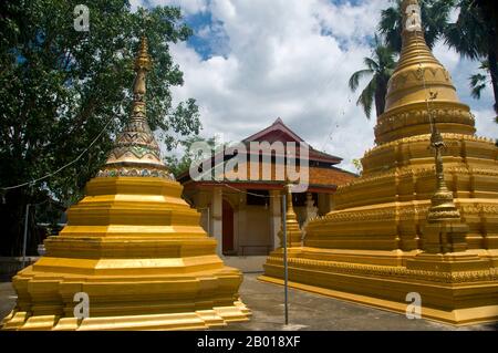 Thaïlande: Le temple birman de Wat Sai Mun Myanmar, Chiang Mai. Dans le coin sud-est de la vieille ville de Chiang Mai se trouve Wat Myanmar, un bel exemple d'un temple birman de 19th siècles qui ne serait pas hors de la place à Mandalay. Ce temple est principalement associé à la tradition burman des plaines dans la ville, et des photos de la Pagode Shwedagon et de la Pagode Sule à Yangon (Rangoon) ornent les murs. Banque D'Images