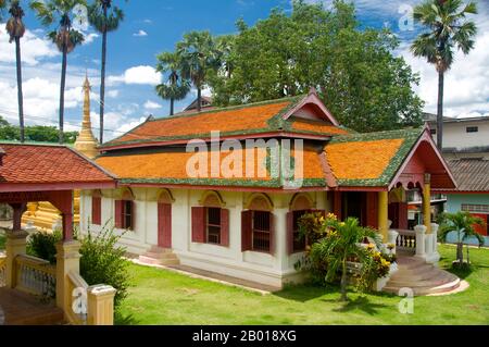 Thaïlande: Le temple birman de Wat Sai Mun Myanmar, Chiang Mai. Dans le coin sud-est de la vieille ville de Chiang Mai se trouve Wat Myanmar, un bel exemple d'un temple birman de 19th siècles qui ne serait pas hors de la place à Mandalay. Ce temple est principalement associé à la tradition burman des plaines dans la ville, et des photos de la Pagode Shwedagon et de la Pagode Sule à Yangon (Rangoon) ornent les murs. Banque D'Images