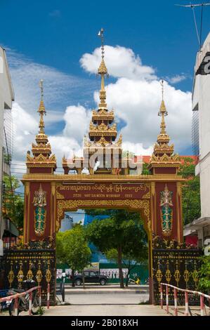 Thaïlande: Entrée au temple birman de Wat Sai Mun Myanmar, Chiang Mai. Dans le coin sud-est de la vieille ville de Chiang Mai se trouve Wat Myanmar, un bel exemple d'un temple birman de 19th siècles qui ne serait pas hors de la place à Mandalay. Ce temple est principalement associé à la tradition burman des plaines dans la ville, et des photos de la Pagode Shwedagon et de la Pagode Sule à Yangon (Rangoon) ornent les murs. Banque D'Images