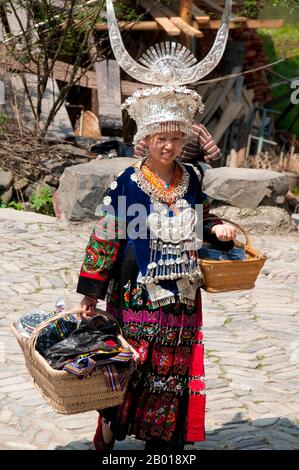 Chine : Miao femme vendant des objets artisanaux, Langde Shang, au sud-est de Kaili, province de Guizhou. Les Miao sont un groupe linguistique et culturel reconnu par le gouvernement de la République populaire de Chine comme l'un des 55 groupes minoritaires officiels. Miao est un terme chinois qui ne reflète pas les auto-désignations des sous-groupes constitutifs, qui comprennent (avec certaines variantes) Hmong, HMU, A Hmao, et Kho (Qho) Xiong. Les Miao vivent principalement dans le sud de la Chine, dans les provinces de Guizhou, Hunan, Yunnan, Sichuan, Guangxi, Hainan, Guangdong et Hubei. Banque D'Images