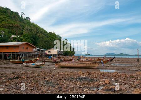 Thaïlande: Bateaux au village d'Urak Lawoi (Sea Gypsy) de sang Kha ou (Sanga-U), Ko Lanta. Les «sea Gypsies» ou Moken de la mer d'Andaman, connus en thaï sous le nom de chao thalae ou de «peuple de la mer», sont divisés en trois groupes. Ils sont entre 4 000 et 5 000, ils ne vivent que sur la côte, soit dans des huttes au bord de la côte, soit dans des bateaux qui sillonnent les eaux côtières de l'archipel de Mergui en Birmanie aux îles Tarutao en Thaïlande du Sud. Le plus grand groupe de Gypsy de mer est le Urak Lawoi, qui se chiffre autour de 3 000. Banque D'Images