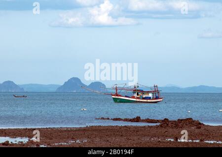 Thaïlande: Bateau de pêche près du village de sang Kha ou (Sanga-U) d'Urak Lawoi (Sea Gypsy), Ko Lanta. Les «sea Gypsies» ou Moken de la mer d'Andaman, connus en thaï sous le nom de chao thalae ou de «peuple de la mer», sont divisés en trois groupes. Ils sont entre 4 000 et 5 000, ils ne vivent que sur la côte, soit dans des huttes au bord de la côte, soit dans des bateaux qui sillonnent les eaux côtières de l'archipel de Mergui en Birmanie aux îles Tarutao en Thaïlande du Sud. Le plus grand groupe de Gypsy de mer est le Urak Lawoi, qui se chiffre autour de 3 000. Banque D'Images