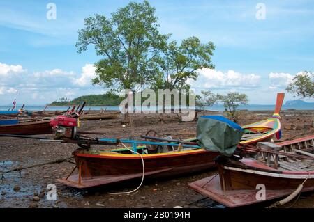 Thaïlande: Bateaux au village d'Urak Lawoi (Sea Gypsy) de sang Kha ou (Sanga-U), Ko Lanta. Les «sea Gypsies» ou Moken de la mer d'Andaman, connus en thaï sous le nom de chao thalae ou de «peuple de la mer», sont divisés en trois groupes. Ils sont entre 4 000 et 5 000, ils ne vivent que sur la côte, soit dans des huttes au bord de la côte, soit dans des bateaux qui sillonnent les eaux côtières de l'archipel de Mergui en Birmanie aux îles Tarutao en Thaïlande du Sud. Le plus grand groupe de Gypsy de mer est le Urak Lawoi, qui se chiffre autour de 3 000. Banque D'Images