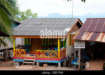 Thaïlande : une maison colorée au village d'Urak Lawoi (Sea Gypsy) de sang Kha ou (Sanga-U), Ko Lanta. Les «sea Gypsies» ou Moken de la mer d'Andaman, connus en thaï sous le nom de chao thalae ou de «peuple de la mer», sont divisés en trois groupes. Ils sont entre 4 000 et 5 000, ils ne vivent que sur la côte, soit dans des huttes au bord de la côte, soit dans des bateaux qui sillonnent les eaux côtières de l'archipel de Mergui en Birmanie aux îles Tarutao en Thaïlande du Sud. Le plus grand groupe de Gypsy de mer est le Urak Lawoi, qui se chiffre autour de 3 000. Banque D'Images