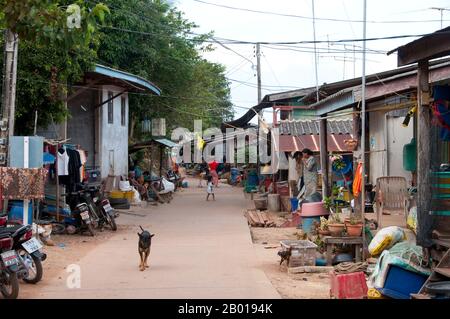 Thaïlande: Le village d'Urak Lawoi (Sea Gypsy) de sang Kha ou (Sanga-U), Ko Lanta. Les «sea Gypsies» ou Moken de la mer d'Andaman, connus en thaï sous le nom de chao thalae ou de «peuple de la mer», sont divisés en trois groupes. Ils sont entre 4 000 et 5 000, ils ne vivent que sur la côte, soit dans des huttes au bord de la côte, soit dans des bateaux qui sillonnent les eaux côtières de l'archipel de Mergui en Birmanie aux îles Tarutao en Thaïlande du Sud. Le plus grand groupe de Gypsy de mer est le Urak Lawoi, qui se chiffre autour de 3 000. Ils vivent dans des cabanes simples sur des plages s'étendant au sud de Phuket aux îles Tarutao. Banque D'Images