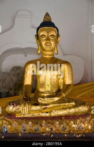 Thaïlande: Bouddhas en cloîtres autour du principal chedi, Wat Phra Mahathe, Nakhon Sri Thammarat. Wat Phra Mahathe Woramahawihan, généralement raccourci à Wat Mahathe, ou «Temple du Grand Chedi» est le temple le plus révéré et le plus important de Nakhon si Thammarat et, en fait, dans le sud de la Thaïlande. Il est considéré comme ayant été construit au moment de la fondation de la ville, et il est dit qu'il contient une relique de dent du Bouddha. Le Lore du sud de la Thaïlande enregistre que les fondateurs du temple étaient le prince Thanakuman et sa reine Hemchala, qui ont apporté des reliques de Bouddha à Hat Sai Kaeo. Banque D'Images