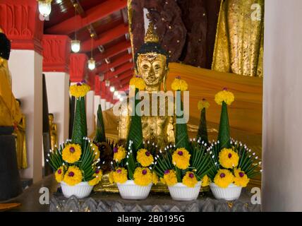 Thaïlande: Bouddhas en cloîtres autour du principal chedi, Wat Phra Mahathe, Nakhon Sri Thammarat. Wat Phra Mahathe Woramahawihan, généralement raccourci à Wat Mahathe, ou «Temple du Grand Chedi» est le temple le plus révéré et le plus important de Nakhon si Thammarat et, en fait, dans le sud de la Thaïlande. Il est considéré comme ayant été construit au moment de la fondation de la ville, et il est dit qu'il contient une relique de dent du Bouddha. Le Lore du sud de la Thaïlande enregistre que les fondateurs du temple étaient le prince Thanakuman et sa reine Hemchala, qui ont apporté des reliques de Bouddha à Hat Sai Kaeo. Banque D'Images