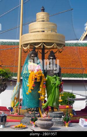 Thaïlande: Sampan modèle à la 'plage des Sables de Cristals', Wat Phra Mahathe, Nakhon si Thammarat. Wat Phra Mahathe Woramahawihan, généralement raccourci à Wat Mahathe, ou «Temple du Grand Chedi» est le temple le plus révéré et le plus important de Nakhon si Thammarat et, en fait, dans le sud de la Thaïlande. Il est considéré comme ayant été construit au moment de la fondation de la ville, et il est dit qu'il contient une relique de dent du Bouddha. Le Lore du sud de la Thaïlande enregistre que les fondateurs du temple étaient le prince Thanakuman et sa reine Hemchala, qui ont apporté des reliques de Bouddha à Hat Sai Kaeo. Banque D'Images