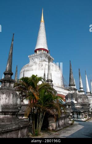 Thaïlande: Le principal chedi, Wat Phra Mahathe, Nakhon si Thammarat. Wat Phra Mahathe Woramahawihan, généralement raccourci à Wat Mahathe, ou «Temple du Grand Chedi» est le temple le plus révéré et le plus important de Nakhon si Thammarat et, en fait, dans le sud de la Thaïlande. Il est considéré comme ayant été construit au moment de la fondation de la ville, et il est dit qu'il contient une relique de dent du Bouddha. Le Lore du sud de la Thaïlande enregistre que les fondateurs du temple étaient le prince Thanakuman et sa reine Hemchala, qui a apporté des reliques de Bouddha à Hat Sai Kaeo et a construit une petite pagode pour marquer l'emplacement. Banque D'Images