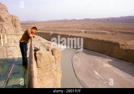 Chine : balcon en verre au-dessus de la gorge de la rivière Taolai marquant la fin de la Grande Muraille de Ming près du fort de Jiayuguan. Jiayuguan, le «premier et plus grand passage sous le ciel», a été achevé en 1372 sur les ordres de Zhu Yuanzhang, le premier empereur Ming (1368-1398), à marquer la fin de la Grande Muraille de Ming. C’était aussi les limites mêmes de la civilisation chinoise et les débuts des terres «barbares» extérieures. Pendant des siècles, le fort n'était pas seulement d'importance stratégique pour les Chinois Han, mais aussi d'importance culturelle. C'était le dernier endroit civilisé avant l'obscurité. Banque D'Images