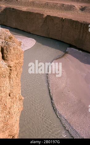 Chine : la gorge de la rivière Taolai marquant la fin de la Grande Muraille de Ming près du fort de Jiayuguan. Jiayuguan, le «premier et plus grand passage sous le ciel», a été achevé en 1372 sur les ordres de Zhu Yuanzhang, le premier empereur Ming (1368-1398), à marquer la fin de la Grande Muraille de Ming. C’était aussi les limites mêmes de la civilisation chinoise et les débuts des terres «barbares» extérieures. Pendant des siècles, le fort n'était pas seulement d'importance stratégique pour les Chinois Han, mais aussi d'importance culturelle. C'était le dernier endroit civilisé avant l'obscurité. Banque D'Images