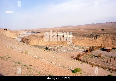 Chine : la gorge de la rivière Taolai et le musée militaire chinois du campement marquant la fin de la Grande Muraille de Ming près du fort de Jiayuguan. Jiayuguan, le «premier et plus grand passage sous le ciel», a été achevé en 1372 sur les ordres de Zhu Yuanzhang, le premier empereur Ming (1368-1398), à marquer la fin de la Grande Muraille de Ming. C’était aussi les limites mêmes de la civilisation chinoise et les débuts des terres «barbares» extérieures. Pendant des siècles, le fort n'était pas seulement d'importance stratégique pour les Chinois Han, mais aussi d'importance culturelle. C'était le dernier endroit civilisé avant l'obscurité. Banque D'Images