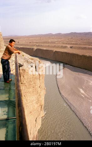 Chine : balcon en verre au-dessus de la gorge de la rivière Taolai marquant la fin de la Grande Muraille de Ming près du fort de Jiayuguan. Jiayuguan, le «premier et plus grand passage sous le ciel», a été achevé en 1372 sur les ordres de Zhu Yuanzhang, le premier empereur Ming (1368-1398), à marquer la fin de la Grande Muraille de Ming. C’était aussi les limites mêmes de la civilisation chinoise et les débuts des terres «barbares» extérieures. Pendant des siècles, le fort n'était pas seulement d'importance stratégique pour les Chinois Han, mais aussi d'importance culturelle. C'était le dernier endroit civilisé avant l'obscurité. Banque D'Images