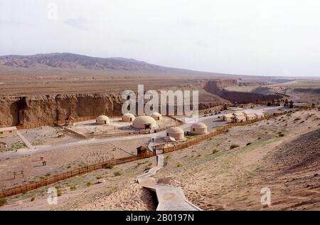 Chine : la gorge de la rivière Taolai et le musée militaire chinois du campement marquant la fin de la Grande Muraille de Ming près du fort de Jiayuguan. Jiayuguan, le «premier et plus grand passage sous le ciel», a été achevé en 1372 sur les ordres de Zhu Yuanzhang, le premier empereur Ming (1368-1398), à marquer la fin de la Grande Muraille de Ming. C’était aussi les limites mêmes de la civilisation chinoise et les débuts des terres «barbares» extérieures. Pendant des siècles, le fort n'était pas seulement d'importance stratégique pour les Chinois Han, mais aussi d'importance culturelle. C'était le dernier endroit civilisé avant l'obscurité. Banque D'Images