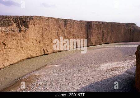 Chine : la gorge de la rivière Taolai marquant la fin de la Grande Muraille de Ming près du fort de Jiayuguan. Jiayuguan, le «premier et plus grand passage sous le ciel», a été achevé en 1372 sur les ordres de Zhu Yuanzhang, le premier empereur Ming (1368-1398), à marquer la fin de la Grande Muraille de Ming. C’était aussi les limites mêmes de la civilisation chinoise et les débuts des terres «barbares» extérieures. Pendant des siècles, le fort n'était pas seulement d'importance stratégique pour les Chinois Han, mais aussi d'importance culturelle. C'était le dernier endroit civilisé avant l'obscurité. Banque D'Images