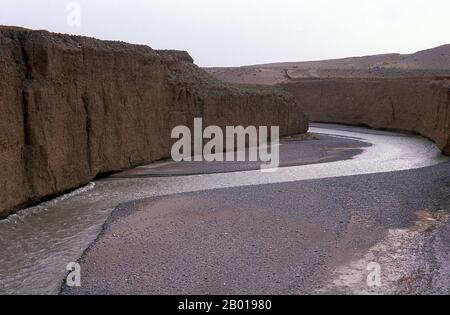 Chine : la gorge de la rivière Taolai marquant la fin de la Grande Muraille de Ming près du fort de Jiayuguan. Jiayuguan, le «premier et plus grand passage sous le ciel», a été achevé en 1372 sur les ordres de Zhu Yuanzhang, le premier empereur Ming (1368-1398), à marquer la fin de la Grande Muraille de Ming. C’était aussi les limites mêmes de la civilisation chinoise et les débuts des terres «barbares» extérieures. Pendant des siècles, le fort n'était pas seulement d'importance stratégique pour les Chinois Han, mais aussi d'importance culturelle. C'était le dernier endroit civilisé avant l'obscurité. Banque D'Images