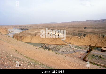 Chine : la gorge de la rivière Taolai et le musée militaire chinois du campement marquant la fin de la Grande Muraille de Ming près du fort de Jiayuguan. Jiayuguan, le «premier et plus grand passage sous le ciel», a été achevé en 1372 sur les ordres de Zhu Yuanzhang, le premier empereur Ming (1368-1398), à marquer la fin de la Grande Muraille de Ming. C’était aussi les limites mêmes de la civilisation chinoise et les débuts des terres «barbares» extérieures. Pendant des siècles, le fort n'était pas seulement d'importance stratégique pour les Chinois Han, mais aussi d'importance culturelle. C'était le dernier endroit civilisé avant l'obscurité. Banque D'Images