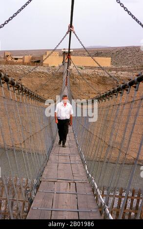 Chine : pont traversant la gorge de la rivière Taolai marquant la fin de la Grande Muraille de Ming près du fort de Jiayuguan. Jiayuguan, le «premier et plus grand passage sous le ciel», a été achevé en 1372 sur les ordres de Zhu Yuanzhang, le premier empereur Ming (1368-1398), à marquer la fin de la Grande Muraille de Ming. C’était aussi les limites mêmes de la civilisation chinoise et les débuts des terres «barbares» extérieures. Pendant des siècles, le fort n'était pas seulement d'importance stratégique pour les Chinois Han, mais aussi d'importance culturelle. C'était le dernier endroit civilisé avant l'obscurité. Banque D'Images