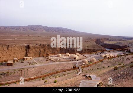 Chine : la gorge de la rivière Taolai et le musée militaire chinois du campement marquant la fin de la Grande Muraille de Ming près du fort de Jiayuguan. Jiayuguan, le «premier et plus grand passage sous le ciel», a été achevé en 1372 sur les ordres de Zhu Yuanzhang, le premier empereur Ming (1368-1398), à marquer la fin de la Grande Muraille de Ming. C’était aussi les limites mêmes de la civilisation chinoise et les débuts des terres «barbares» extérieures. Pendant des siècles, le fort n'était pas seulement d'importance stratégique pour les Chinois Han, mais aussi d'importance culturelle. C'était le dernier endroit civilisé avant l'obscurité. Banque D'Images