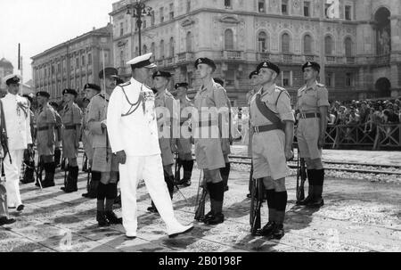 Inde: Amiral Louis Mountbatten (25 juin 1900 - 27 août 1979), Viceroy de l'Inde, révision des troupes, c. 1947. Amiral de la flotte Louis Francis Albert Victor Nicholas George Mountbatten, 1st Earl Mountbatten de Birmanie, KG, GCB, OM, GCSI, GCIE, GCVO, DSO, PC, FRS (né le prince Louis de Battenberg), était un homme d'État et officier naval britannique, et un oncle du prince Philip, duc d'Édimbourg (le mari d'Elizabeth II). Il a été le dernier vice-roi de l'Inde (1947) et le premier gouverneur général de l'Union indépendante de l'Inde (1947-1948), d'où émergerait la République moderne de l'Inde en 1950. Banque D'Images