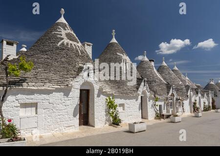 Rangée de maisons trulli blanchies à la chaux traditionnelles avec toits coniques à Alberobello, Pouilles, dans le sud de l'Italie. Banque D'Images