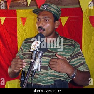 Sri Lanka: Cadre principal des LTTE K. V. Balakumaran s'adressant à une réunion sur le tigre tamoul, c. 2008. V. Balakumaran était l'un des deux hauts dirigeants de l'Organisation révolutionnaire des étudiants Eelam (EROS). En 1990, lui et une grande partie des membres de l'EROS quittèrent l'organisation et rejoignirent les Tigres de libération de l'Eelam tamoul (LTTE). Il était actif dans la division politique de LTTE. Le 29 janvier 2009, au cours de la dernière phase de la guerre civile au Sri Lanka, Balakumaran a été grièvement blessé par des soldats de l'armée sri lankaise. Il a été capturé pendant les dernières heures de la guerre civile. Banque D'Images