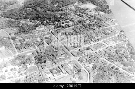 Thaïlande: Une vue aérienne de la ville de Phuket, 1952. Phuket, anciennement connu sous le nom de Talang et, dans des sources occidentales, Junk Ceylon (une corruption de la Malay Tanjung Salang, c'est-à-dire le cap Salang), est l'une des provinces méridionales (changwat) de la Thaïlande. Les provinces voisines sont (du nord dans le sens des aiguilles d'une montre) Phang Nga et Krabi, mais comme Phuket est une île, il n'y a pas de frontières terrestres. Phuket, qui est approximativement de la taille de Singapour, est la plus grande île de Thaïlande. L'île est reliée à la Thaïlande continentale par deux ponts. Il est situé au large de la côte ouest de la Thaïlande, dans la mer d'Andaman. Banque D'Images