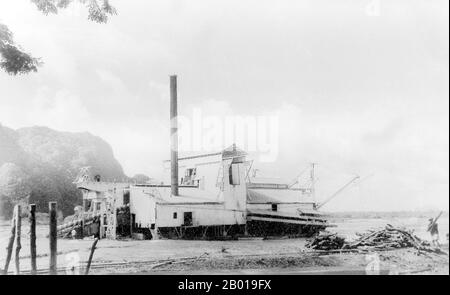 Thaïlande : un dragueur d'étain au travail dans la baie de Phang Nga, 1952. Phuket, anciennement connu sous le nom de Talang et, dans des sources occidentales, Junk Ceylon (une corruption de la Malay Tanjung Salang, c'est-à-dire le cap Salang), est l'une des provinces méridionales (changwat) de la Thaïlande. Les provinces voisines sont (du nord dans le sens des aiguilles d'une montre) Phang Nga et Krabi, mais comme Phuket est une île, il n'y a pas de frontières terrestres. Phuket, qui est approximativement de la taille de Singapour, est la plus grande île de Thaïlande. L'île est reliée à la Thaïlande continentale par deux ponts. Il est situé au large de la côte ouest de la Thaïlande, dans la mer d'Andaman. Banque D'Images