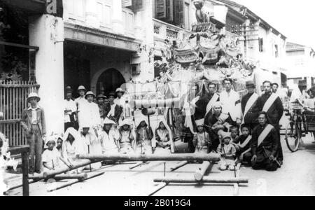 Thaïlande: Funérailles chinoises sur Thalang Road, Phuket, 1939. Phuket, anciennement connu sous le nom de Talang et, dans des sources occidentales, Junk Ceylon (une corruption de la Malay Tanjung Salang, c'est-à-dire le cap Salang), est l'une des provinces méridionales (changwat) de la Thaïlande. Les provinces voisines sont (du nord dans le sens des aiguilles d'une montre) Phang Nga et Krabi, mais comme Phuket est une île, il n'y a pas de frontières terrestres. Phuket, qui est approximativement de la taille de Singapour, est la plus grande île de Thaïlande. L'île est reliée à la Thaïlande continentale par deux ponts. Il est situé au large de la côte ouest de la Thaïlande, dans la mer d'Andaman. Banque D'Images