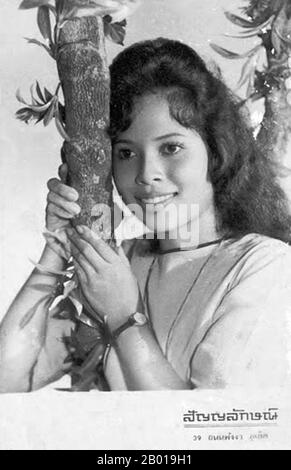 Thaïlande: Une beauté du sud de la Thaïlande photographiée dans un studio de Phuket, c. 1950s. Phuket, anciennement connu sous le nom de Talang et, dans des sources occidentales, Junk Ceylon (une corruption de la Malay Tanjung Salang, c'est-à-dire le cap Salang), est l'une des provinces méridionales (changwat) de la Thaïlande. Les provinces voisines sont (du nord dans le sens des aiguilles d'une montre) Phang Nga et Krabi, mais comme Phuket est une île, il n'y a pas de frontières terrestres. Phuket, qui est approximativement de la taille de Singapour, est la plus grande île de Thaïlande. L'île est reliée à la Thaïlande continentale par deux ponts. Il est situé au large de la côte ouest dans la mer d'Andaman. Banque D'Images