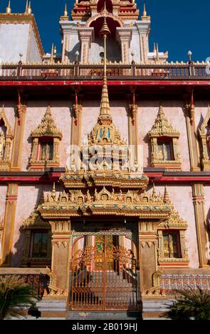 Thaïlande: Détail de la porte, Phramahathat Chedi, Wat Chalong, Phuket. Wat Chalong est dédié à deux moines très vénérés, Luang Pho Chaem (Luang Pho Cham) et Luang Pho Chuang, qui, avec leur connaissance de la médecine des plantes, ont aidé des résidents locaux blessés fuyant la rébellion des mineurs d'étain de 1876. Banque D'Images