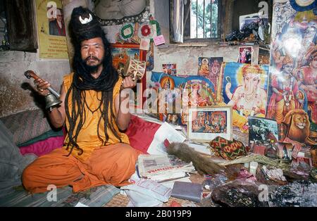 Népal: Shiva Avartari Lama, Pashupatinath, Katmandou. Ils sont connus, varieusement, comme sadhus (saints, ou 'bons'), yogis (praticiens ascétiques), Fakirs (sébateur ascétique après la vérité) et sannyasins (mendiants errants et ascétiques errants). Ils sont les praticiens ascétiques – et souvent excentriques – d’une forme austère d’hindouisme. Juré de rejeter les désirs terrestres, certains choisissent de vivre comme anchorites dans le désert. D'autres sont moins à la retraite, en particulier dans les villes et les temples de la vallée de Katmandou au Népal. Banque D'Images