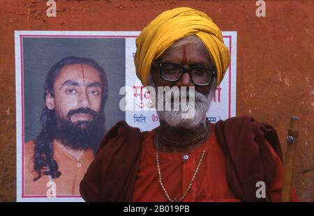 Népal: Sadhu, Pashupatinath, Katmandou. Ils sont connus, varieusement, comme sadhus (saints, ou 'bons'), yogis (praticiens ascétiques), Fakirs (sébateur ascétique après la vérité) et sannyasins (mendiants errants et ascétiques errants). Ils sont les praticiens ascétiques – et souvent excentriques – d’une forme austère d’hindouisme. Juré de rejeter les désirs terrestres, certains choisissent de vivre comme anchorites dans le désert. D'autres sont moins à la retraite, en particulier dans les villes et les temples de la vallée de Katmandou au Népal. Banque D'Images