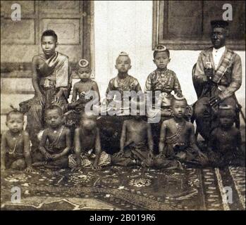 Thaïlande: Roi Mongkut (18 octobre 1804 - 1 octobre 1868) de Siam avec sa reine en chef et les enfants royaux, y compris le futur roi Chulalongkorn, c. 1860s. Phra Bat Somdet Phra Poramenthramaha Mongkut Phra Chom Klao Chao Yu Hua, ou Rama IV, mieux connu sous le nom de Roi Mongkut, était le quatrième monarque de Siam (Thaïlande) sous la Maison de Chakri, régnant de 1851 à 1868. Il était l'un des monarques les plus révérés du pays. Pendant son règne, la pression de l'expansionnisme occidental a été ressentie pour la première fois à Siam. Mongkut a adopté les innovations occidentales et a lancé la modernisation de Siam. Banque D'Images