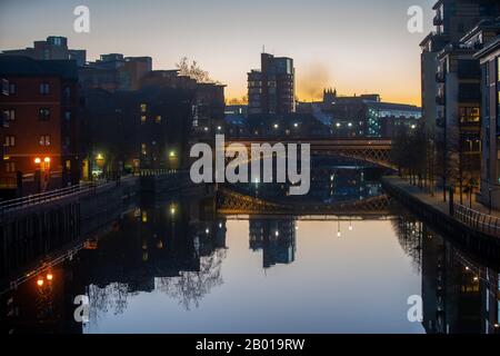 Le canal et son pont à Leeds Uk Banque D'Images