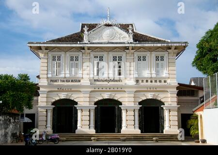 Thaïlande: Thai Hua Building (maintenant un musée), Krabi Road, Phuket Town, Phuket. L'architecture traditionnelle de la ville de Phuket est typiquement sino-thaïlandaise et sino-portugaise. Ayant été influencé par les colons chinois migrants du sud de la Chine, il partage beaucoup avec l'architecture des colonies chinoises voisines du détroit dans les villes malaisiennes de Penang et de Melaka, ainsi qu'avec Singapour. Banque D'Images