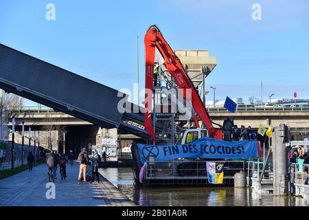 Groupe de jeunes militants appelés "Rébellion de l'extinction" protestant contre les écocides par le blocus du site de l'usine de ciment de la compagnie Lafarge . Banque D'Images