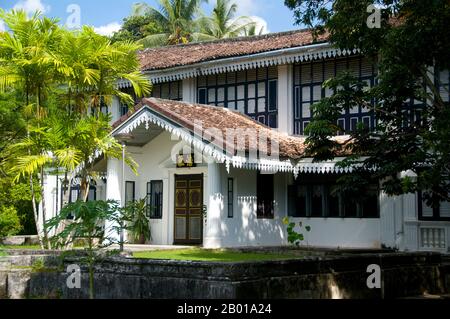 Thaïlande: Musée de la Maison Pracha Tantavanitj, 98 Krabi Road, ville de Phuket, Phuket. L'architecture traditionnelle de la ville de Phuket est typiquement sino-thaïlandaise et sino-portugaise. Ayant été influencé par les colons chinois migrants du sud de la Chine, il partage beaucoup avec l'architecture des colonies chinoises voisines du détroit dans les villes malaisiennes de Penang et de Melaka, ainsi qu'avec Singapour. Banque D'Images