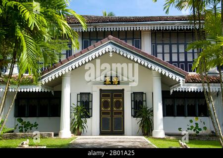 Thaïlande: Musée de la Maison Pracha Tantavanitj, 98 Krabi Road, ville de Phuket, Phuket. L'architecture traditionnelle de la ville de Phuket est typiquement sino-thaïlandaise et sino-portugaise. Ayant été influencé par les colons chinois migrants du sud de la Chine, il partage beaucoup avec l'architecture des colonies chinoises voisines du détroit dans les villes malaisiennes de Penang et de Melaka, ainsi qu'avec Singapour. Banque D'Images