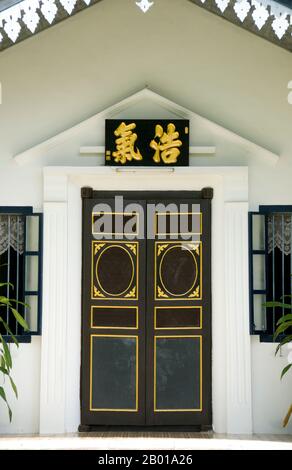 Thaïlande: Musée de la Maison Pracha Tantavanitj, 98 Krabi Road, ville de Phuket, Phuket. L'architecture traditionnelle de la ville de Phuket est typiquement sino-thaïlandaise et sino-portugaise. Ayant été influencé par les colons chinois migrants du sud de la Chine, il partage beaucoup avec l'architecture des colonies chinoises voisines du détroit dans les villes malaisiennes de Penang et de Melaka, ainsi qu'avec Singapour. Banque D'Images