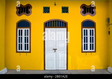 Thaïlande: Maison sur soi Rommanee, rue de style sino-portugais dans la vieille ville de Phuket. L'architecture traditionnelle de la ville de Phuket est typiquement sino-thaïlandaise et sino-portugaise. Ayant été influencé par les colons chinois migrants du sud de la Chine, il partage beaucoup avec l'architecture des colonies chinoises voisines du détroit dans les villes malaisiennes de Penang et de Melaka, ainsi qu'avec Singapour. Banque D'Images