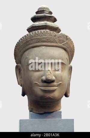 Cambodge: Chef de Vishnu de Phnom Bok, Siem Reap, maintenant au Musée Guimet, Paris, 9th-10th siècle. Phnom Bok est une colline dans le nord-est de la Baray est au Cambodge, avec un prasat (temple) du même nom construit sur elle. C'est l'une des 'trilogie de montagne', dont chacune a un temple avec un agencement similaire. La création du temple est créditée du règne de Yasovarman I (889–910) entre les 9th et 10th siècles et a été établie après qu'il a déplacé sa capitale à Angkor et l'a nommée Yasodharapura. Les deux autres temples sœurs sont Phnom Bakheng et Phnom Krom. Banque D'Images