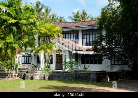 Thaïlande: Musée de la Maison Pracha Tantavanitj, 98 Krabi Road, ville de Phuket, Phuket. L'architecture traditionnelle de la ville de Phuket est typiquement sino-thaïlandaise et sino-portugaise. Ayant été influencé par les colons chinois migrants du sud de la Chine, il partage beaucoup avec l'architecture des colonies chinoises voisines du détroit dans les villes malaisiennes de Penang et de Melaka, ainsi qu'avec Singapour. Banque D'Images