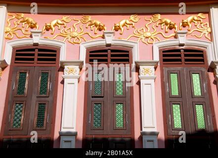 Thaïlande: Soi Rommanee, rue de style sino-portugais dans la vieille ville de Phuket, Phuket. L'architecture traditionnelle de la ville de Phuket est typiquement sino-thaïlandaise et sino-portugaise. Ayant été influencé par les colons chinois migrants du sud de la Chine, il partage beaucoup avec l'architecture des colonies chinoises voisines du détroit dans les villes malaisiennes de Penang et de Melaka, ainsi qu'avec Singapour. Banque D'Images