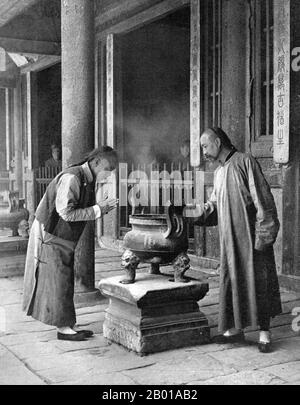 Chine : deux hommes par un brûleur d'encens dans un temple de Pékin. Photo de Herbert Ponting (21 mars 1870 - 7 février 1935), ch. 1907. De cette scène Ponting notes: «Les Chinois ne sont pas un peuple religieux. Le confucianisme, qui domine la vie du Chinaman, étant, à proprement parler, un code d'éthique. Pourtant, de nombreuses religions existent en Chine, dont le bouddhisme, le mahommédanisme (Islam) et le taoïsme. Herbert George Ponting était photographe d'Angleterre. Il était surtout connu pour être le photographe et le cinéaste de l'expédition Terra Nova de Robert Falcon Scott à la mer de Ross et au pôle Sud. Banque D'Images