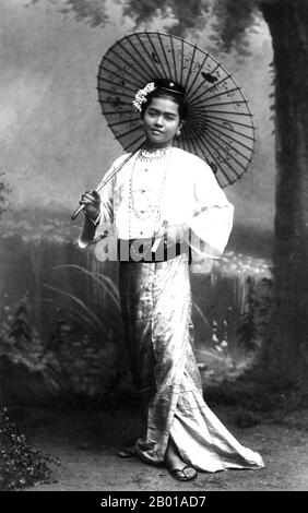 Birmanie/Myanmar: Portrait studio d'une jeune femme burman avec un parasol, probablement Rangoon/Yangon. Photo de Philip Adolphe Klier (c. 1845 - 27 mars 1911), 1895. Philip Adolphe Klier était un photographe allemand plus connu pour ses photographies de la Birmanie/Myanmar coloniale. En 1871, il était photographe professionnel à Moulmein, en Birmanie. Il a travaillé comme opticien, horloger et joaillier, ainsi que comme responsable de la société connue sous le nom de Murken & Klier. Près de 1880 000 Klier se sont déplacés à Rangoon, la plus grande ville de Birmanie, devenue le centre de la puissance indo-britannique après sa conquête par les Britanniques en 1852. Banque D'Images